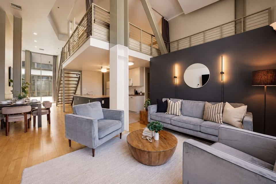 ✨ Experience the airy charm of loft living, where open spaces invite you to relax, connect and feel right at home.