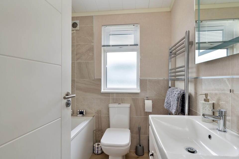 Chic Country Club Lodge With Hot Tub Chalet in South Cambridgeshire District