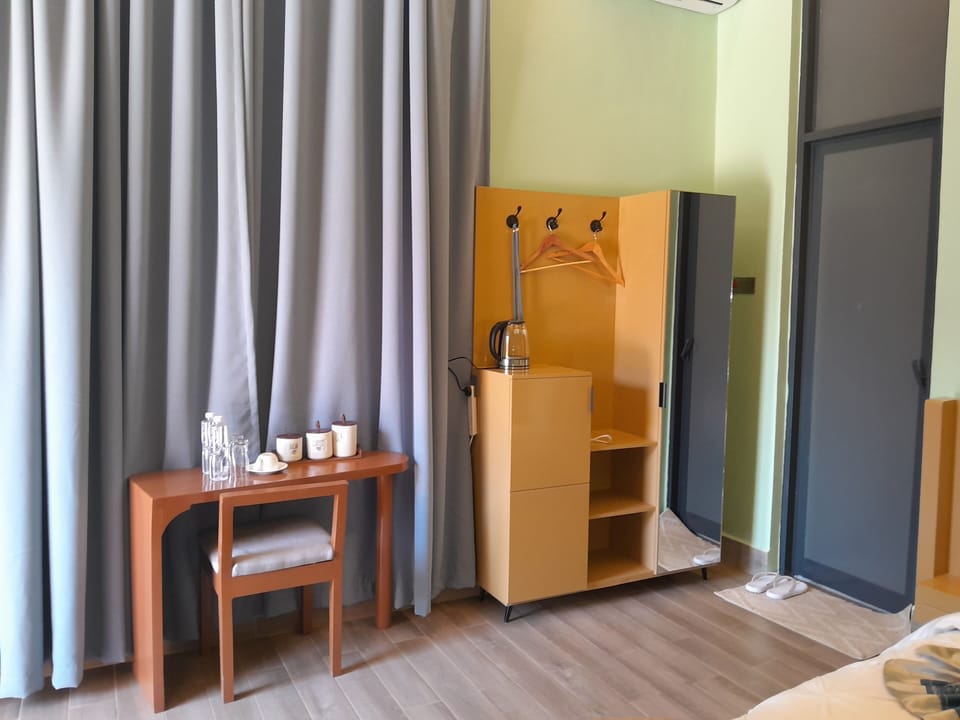 Desk, laptop workspace, WiFi (free)