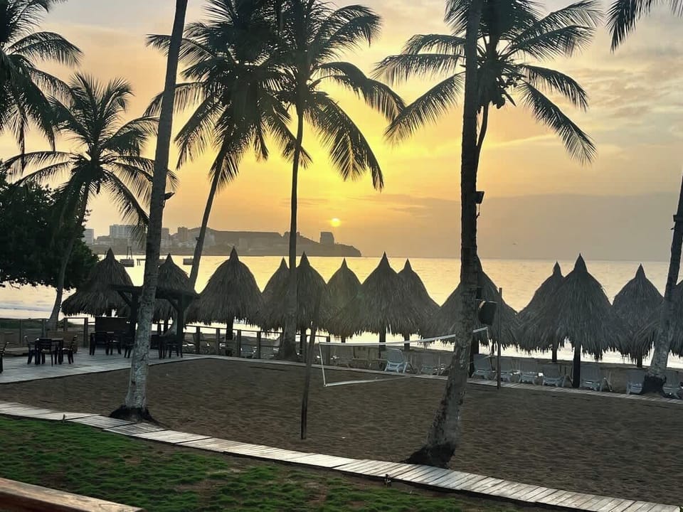 Juega voleibol o tenis de playa en Downtown Beach Club por un precio súper accesible. Alquilan las canchas y también motos de agua, kayak, el toldo con sillas y mucho más!! La pasarás genial. 