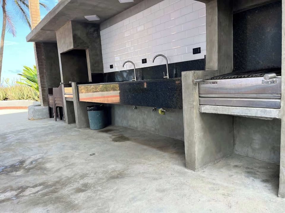 Área de parilla en zona de la piscina 