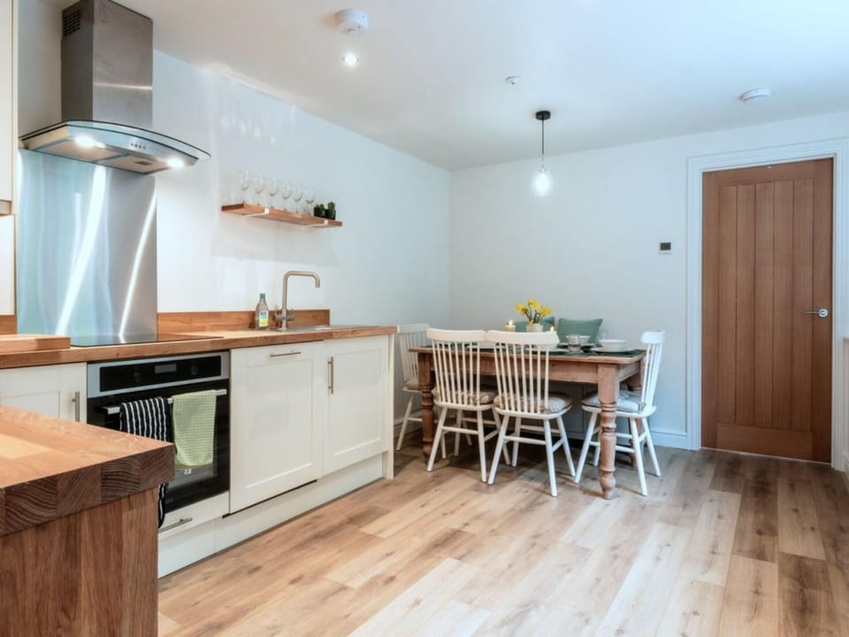 Cottage | Dining