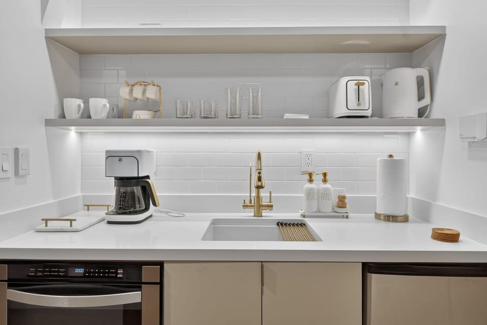 Apartment (0 Bedroom) | Private kitchen | Microwave, oven, dining table