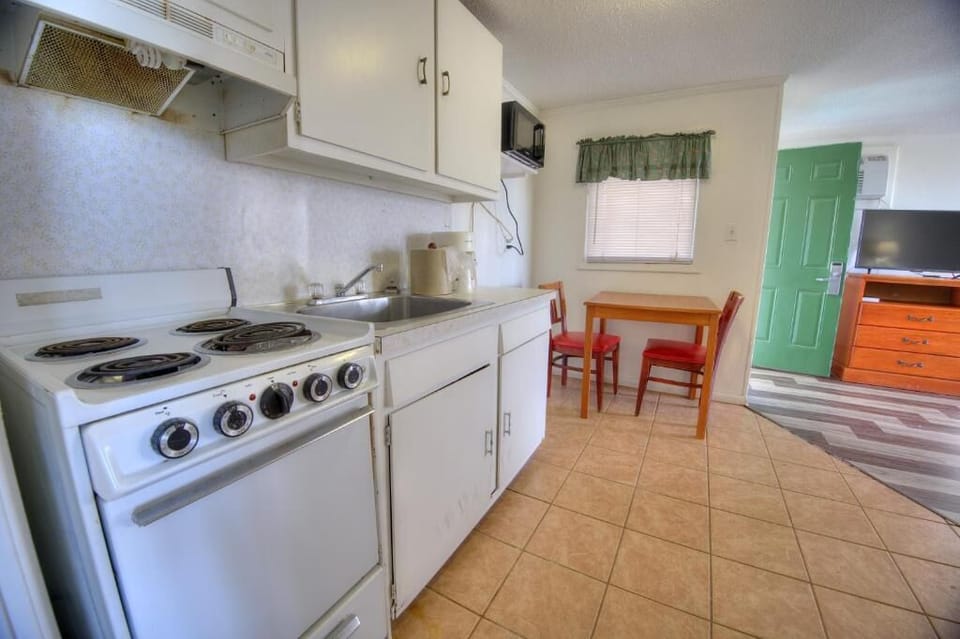 Basic Double Room, Pool View | Private kitchen