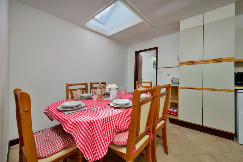 Cottage | Dining