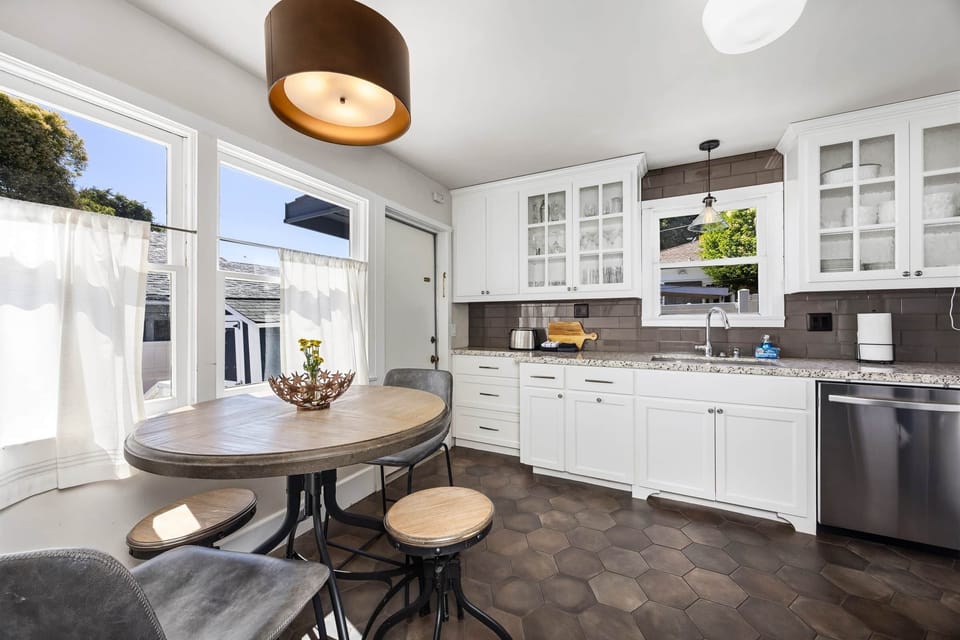 Eat In Kitchen 