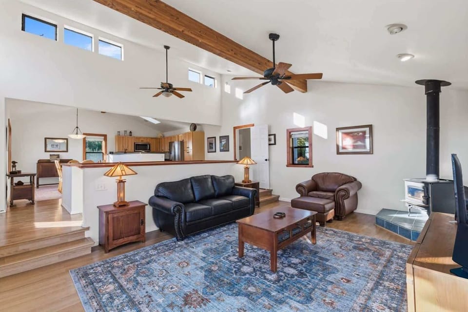 Living room w/ smart TV, ocean view, & patio access