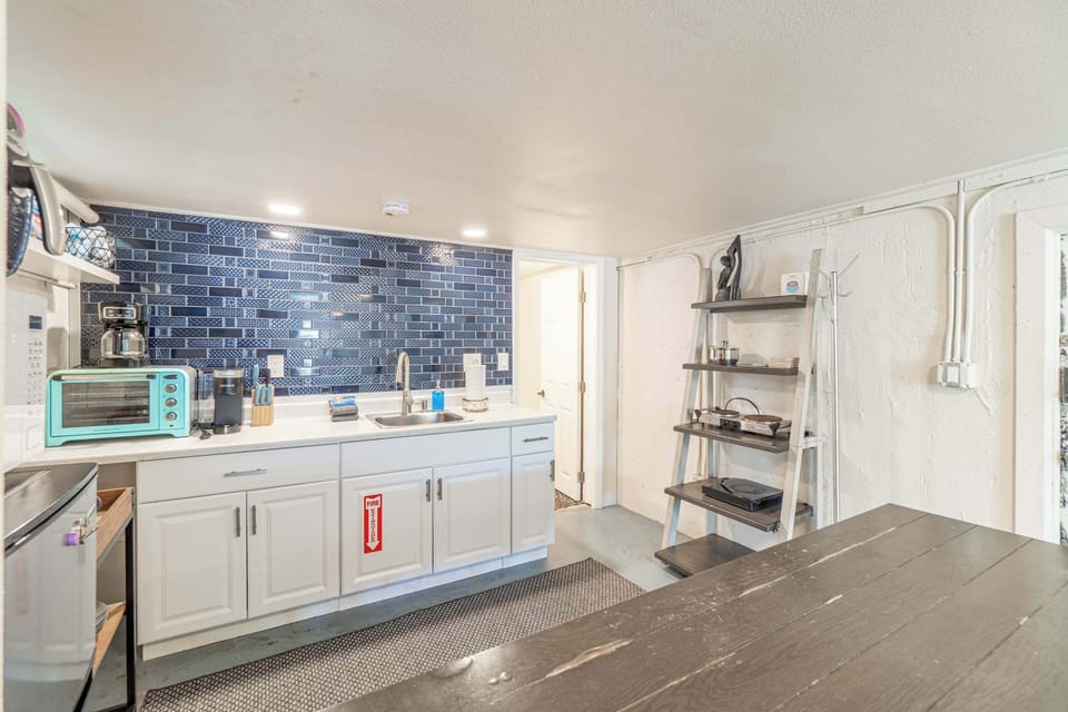 Apartment, 1 King Bed, City View (Stewart Downstairs) | Private kitchen
