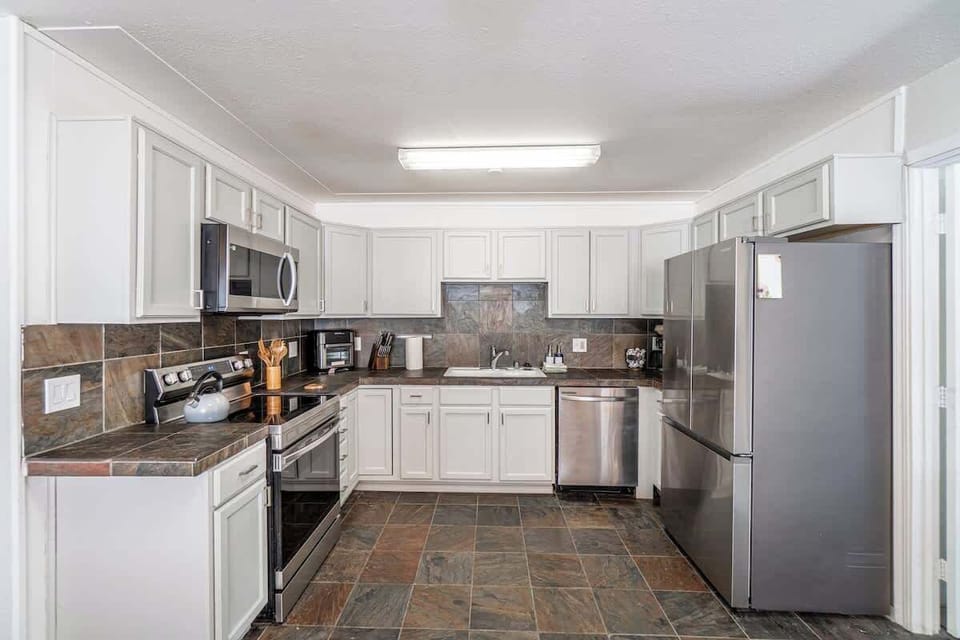 House, Multiple Beds, Garden View (Everett) | Private kitchen