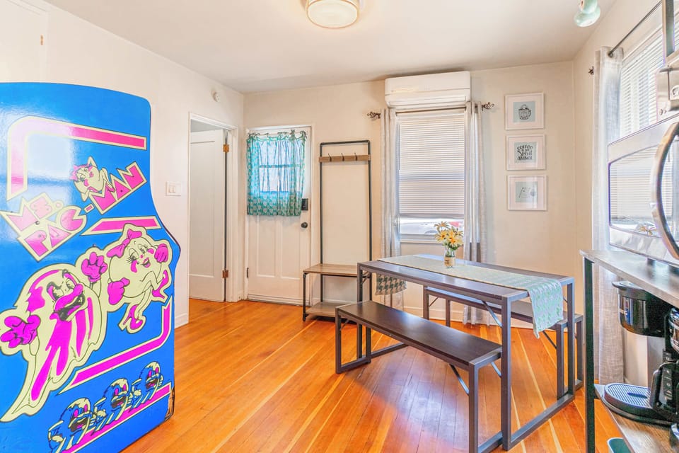 House, Multiple Beds, City View (Stewart Upstairs) | Interior