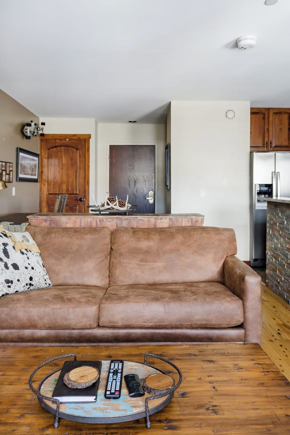Rustic cabin meets luxury. Instant on gas fireplace. Great view of mountains overlooking  the town and Blue River. Great sunrise views!