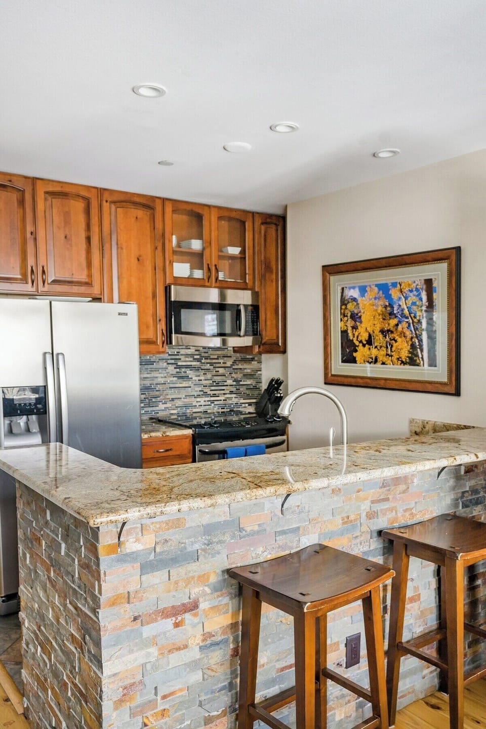 All high-end. Complete high-end cookware. Eat at the bar or the table opposite the bar Stone finishes and granite counter tops.