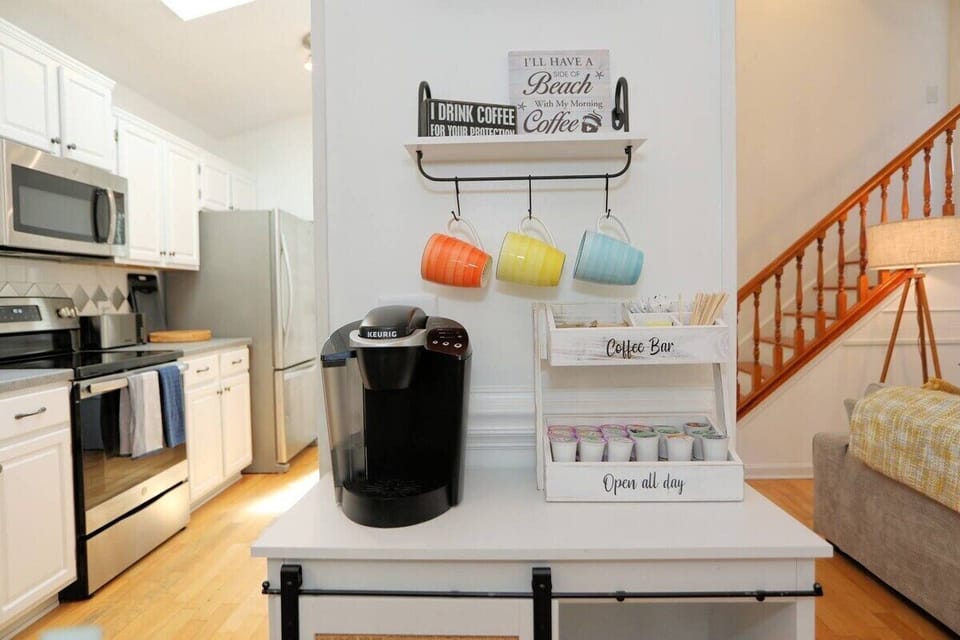 In the dining area you'll find a thoughtfully designed coffee bar, complete with everything you need to brew the perfect cup of coffee, making mornings even more enjoyable during your stay.