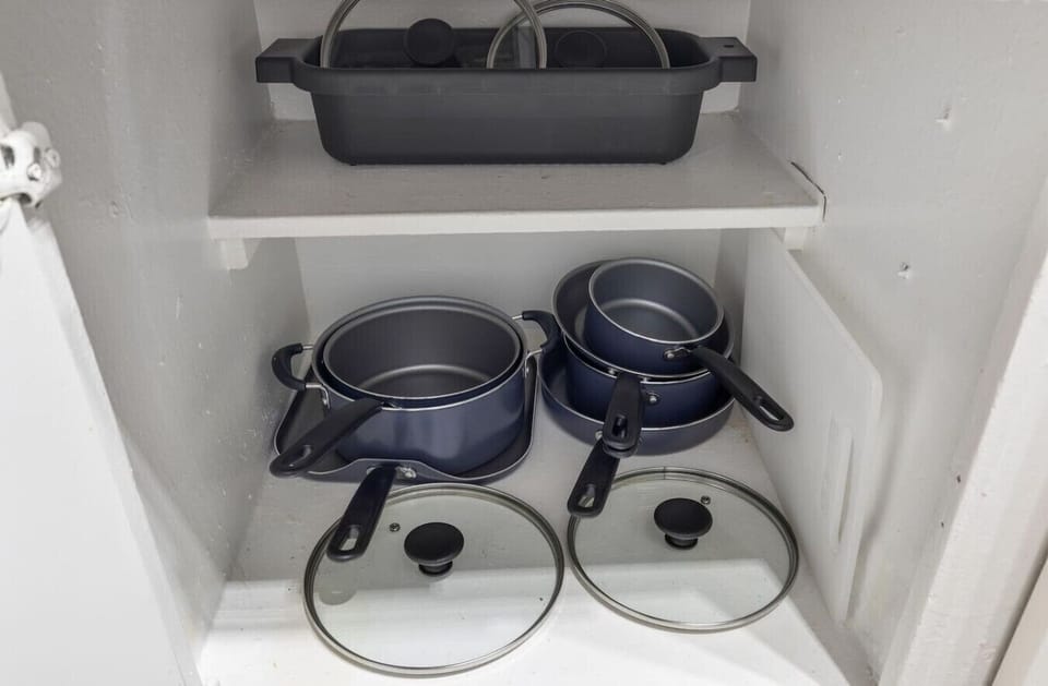 Fully equipped kitchen with modern appliances, perfect for preparing meals during your stay in Arlington. A convenient option for longer stays, game weekends, or concert trips near AT&T Stadium