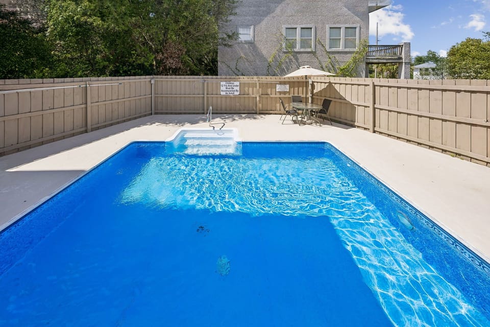 Shared Pool (unheated) - No pets in pool please