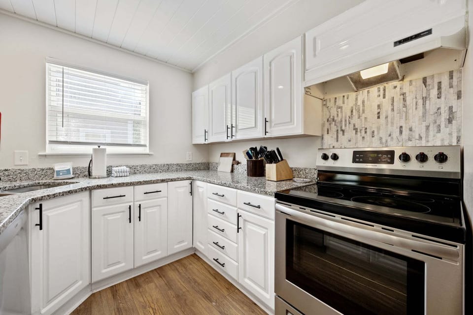 Full kitchen