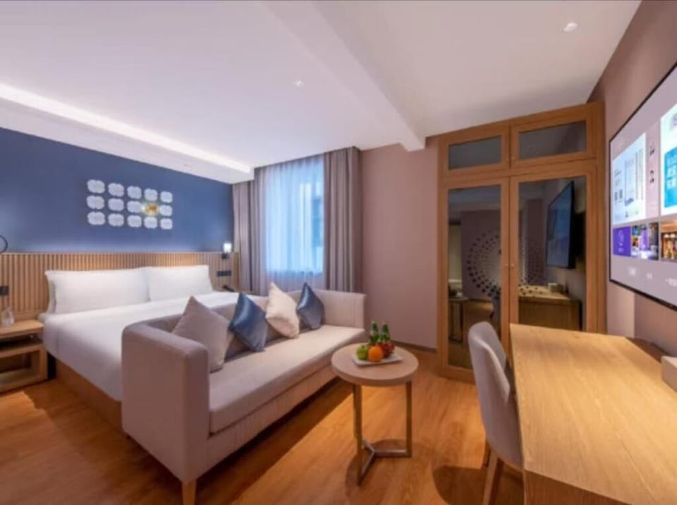 Premium bedding, down comforters, minibar (free items), desk