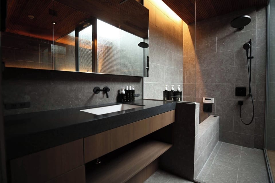 Deluxe Villa | Bathroom | Separate tub and shower, free toiletries, hair dryer, towels
