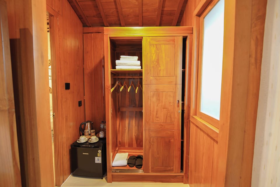 Deluxe Villa, 1 King Bed, Private Bathroom | Minibar, WiFi (free), bed sheets