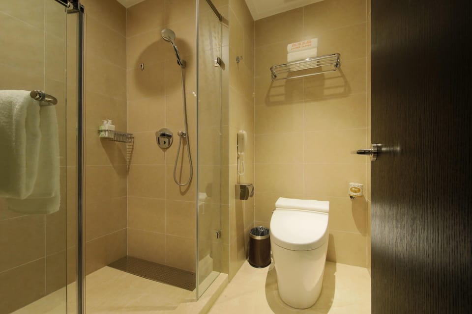 Standard Twin Room | Bathroom | Hair dryer, bathrobes, slippers, towels