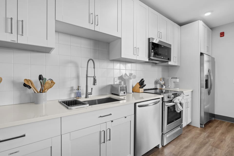 Kitchen: Modern appliances & sleek design invite culinary adventures in Nashville's heart!