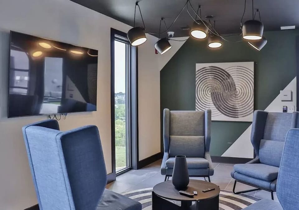 Lounge: Stylish seating and stunning views await in this chic relaxation spot!