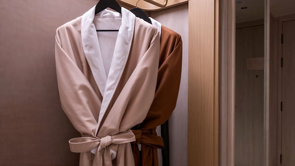 Standard Double Room | Bathroom | Shower, rainfall showerhead, free toiletries, hair dryer