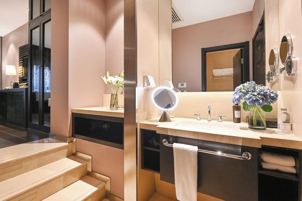 Basic Double Room | Bathroom | Shower, rainfall showerhead, free toiletries, hair dryer