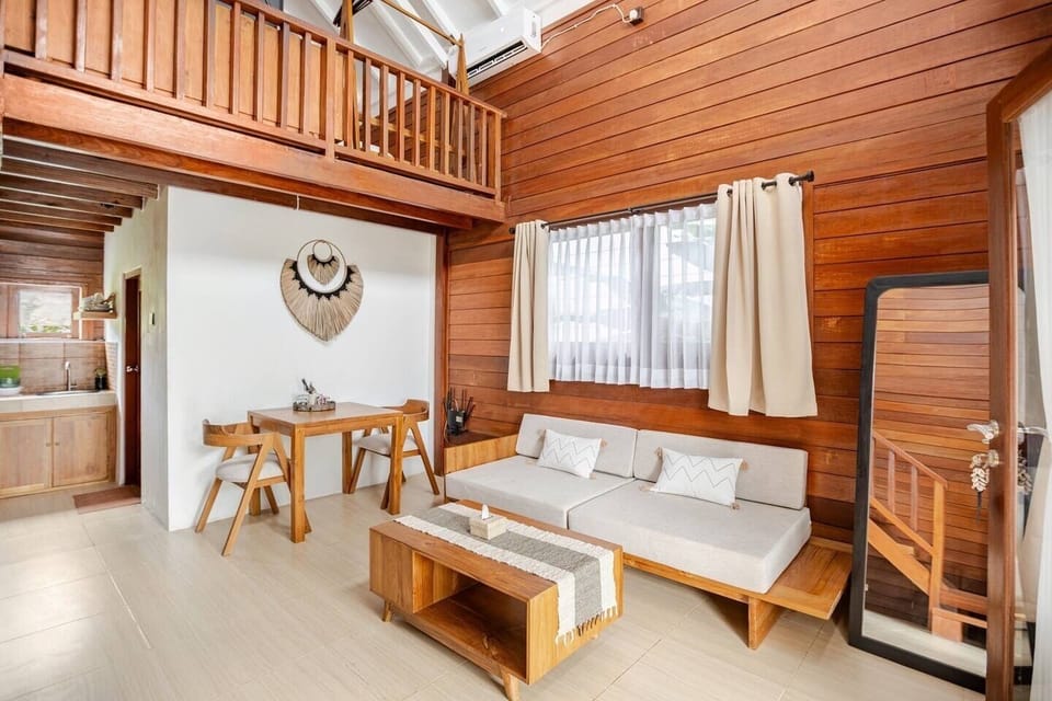 Deluxe Room, Garden View | Living area