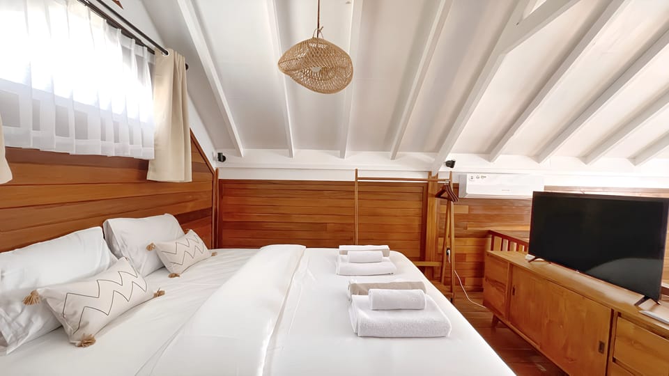 Deluxe Room, Garden View | Desk, laptop workspace, WiFi (free)