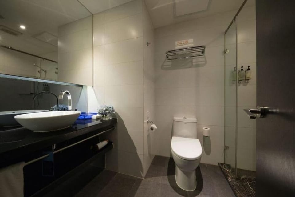 Basic Double Room | Bathroom | Shower, rainfall showerhead, hair dryer, slippers