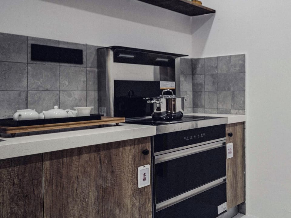Signature Suite, Balcony, River View | Private kitchen | Coffee/tea maker, stovetop, electric kettle, cookware/dishes/utensils