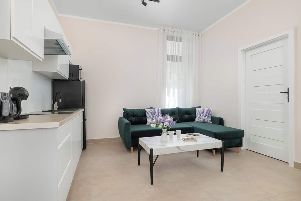 A modern dining area with easy access to the kitchenette. An ideal place for breakfast or dinner.