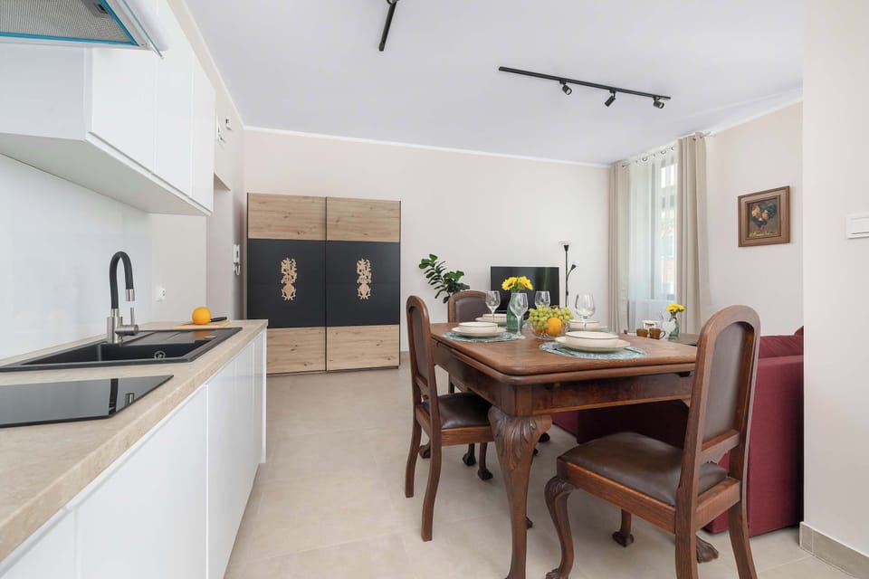 The open living area with a kitchenette and dining table. A practical layout for spending time together.