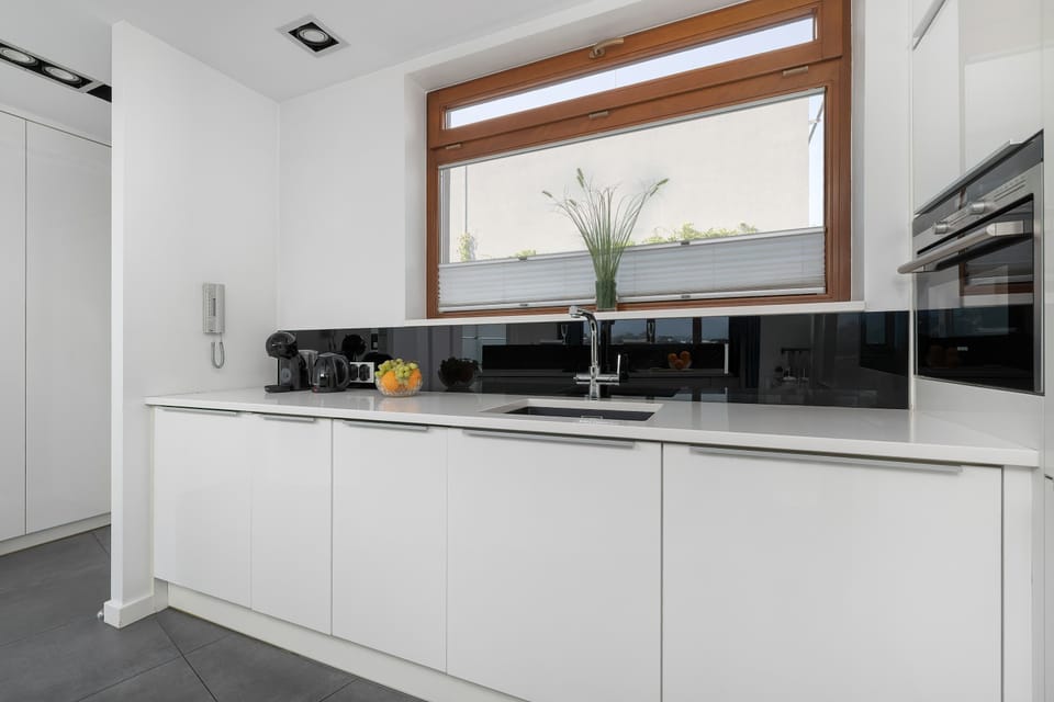 A stylish white kitchen with plenty of workspace. A bright and practical place for everyday cooking.
