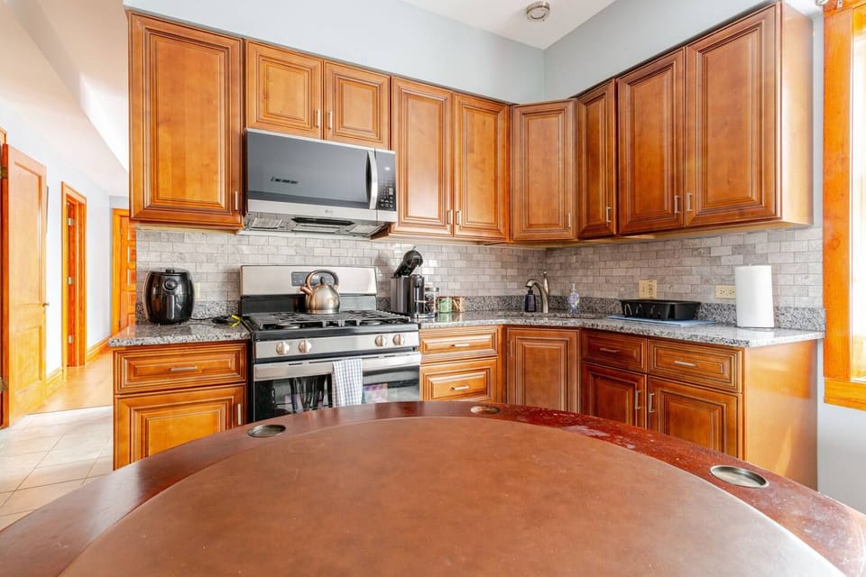 Chicago Gem Near Downtown Steps from La Catedral Café : Family and Pet Friendly Apartment in Chicago
