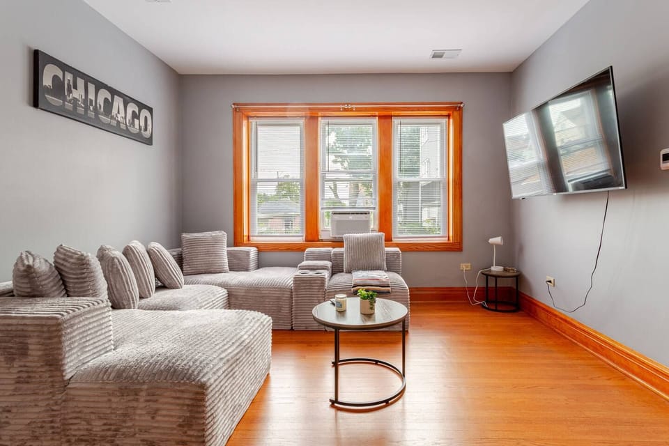 Chicago Gem Near Downtown Steps from La Catedral Café : Family and Pet Friendly Apartment in Chicago