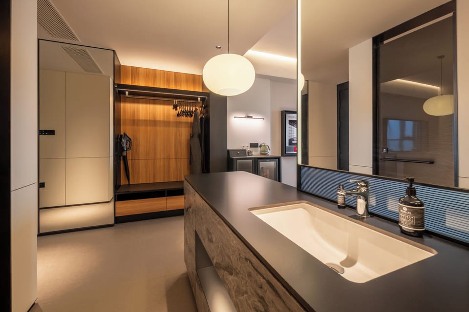 Basic Single Room, River View | Bathroom | Shower, rainfall showerhead, free toiletries, hair dryer