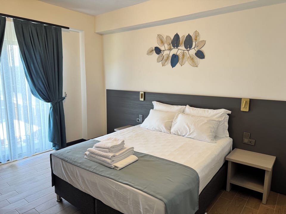 Standard Double Room, Balcony, Garden View | WiFi (free)