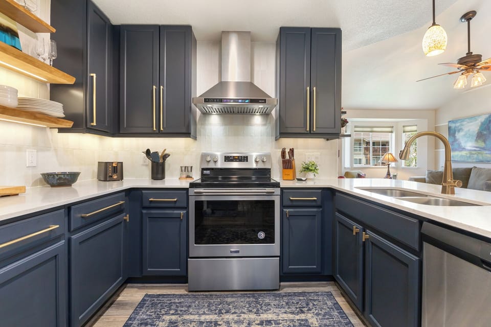 Modern Kitchen | Gas Stove | Equipped
