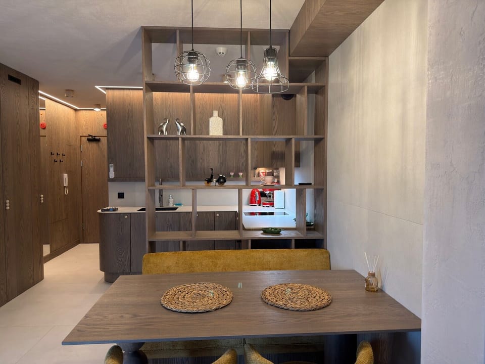 Premium Studio Suite, Balcony | Dining