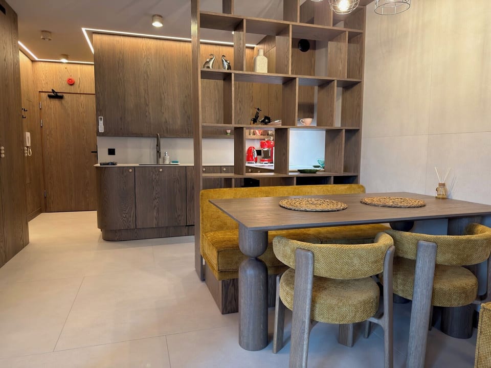 Premium Studio Suite, Balcony | Dining
