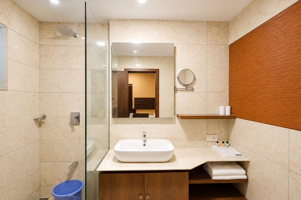 Executive Twin Room | Bathroom | Shower, free toiletries, hair dryer (on request), towels