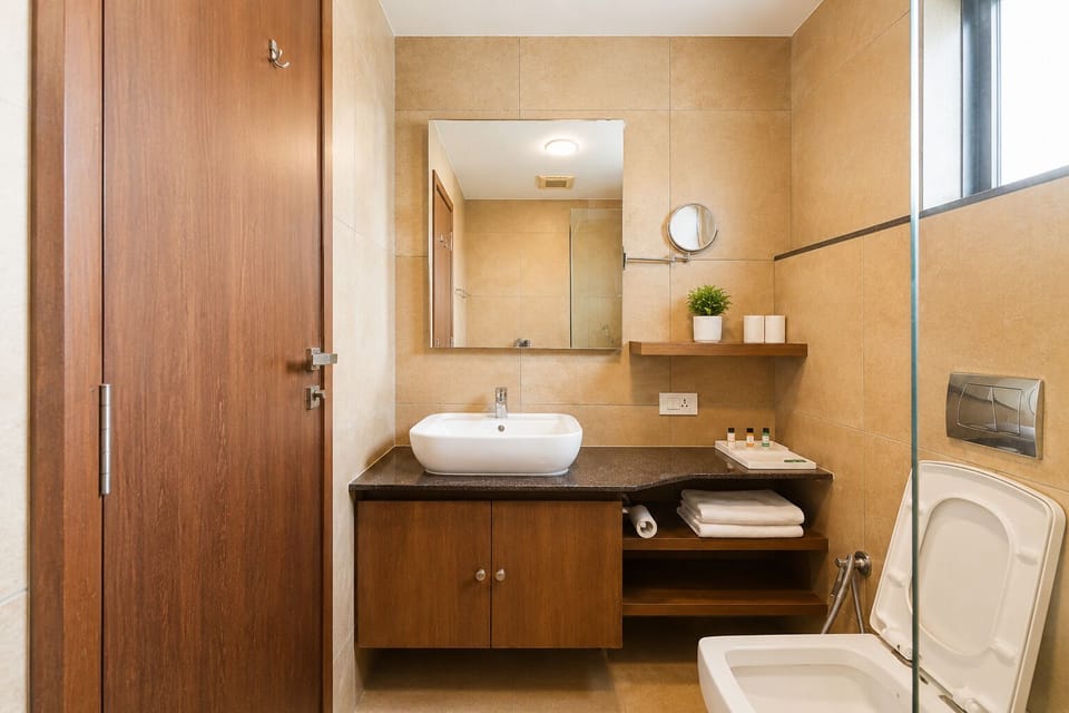 Classic Room | Bathroom | Shower, free toiletries, hair dryer (on request), towels