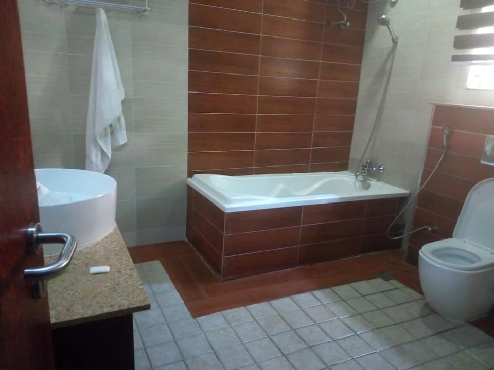 Deluxe Room, Balcony, City View | Bathroom | Free toiletries, towels, soap, shampoo