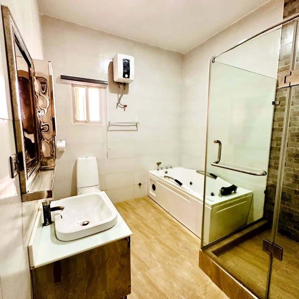 Economy Room, Balcony, City View | Bathroom | Free toiletries, towels, soap, shampoo