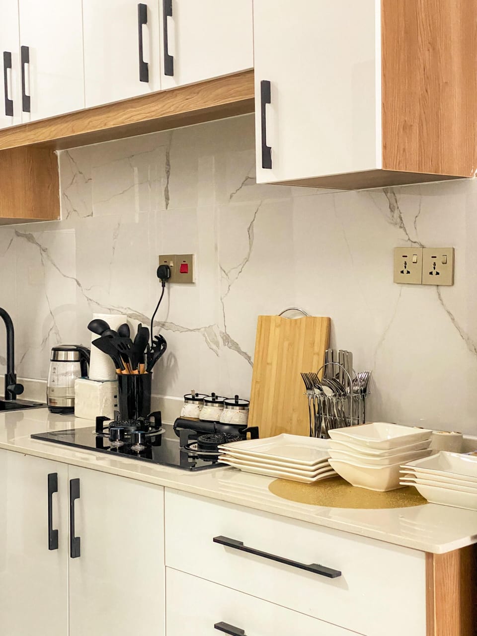 Coffee/tea maker, full-size fridge, microwave, oven