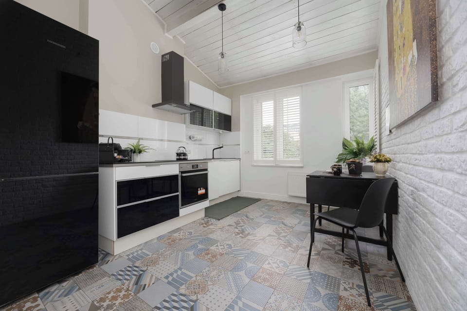 Fully equipped modern kitchenette with a dining table, Smart TV, and everything you need to prepare meals.