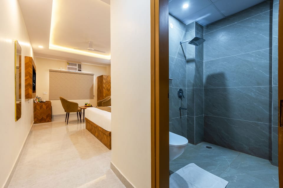 Shower, rainfall showerhead, free toiletries, soap