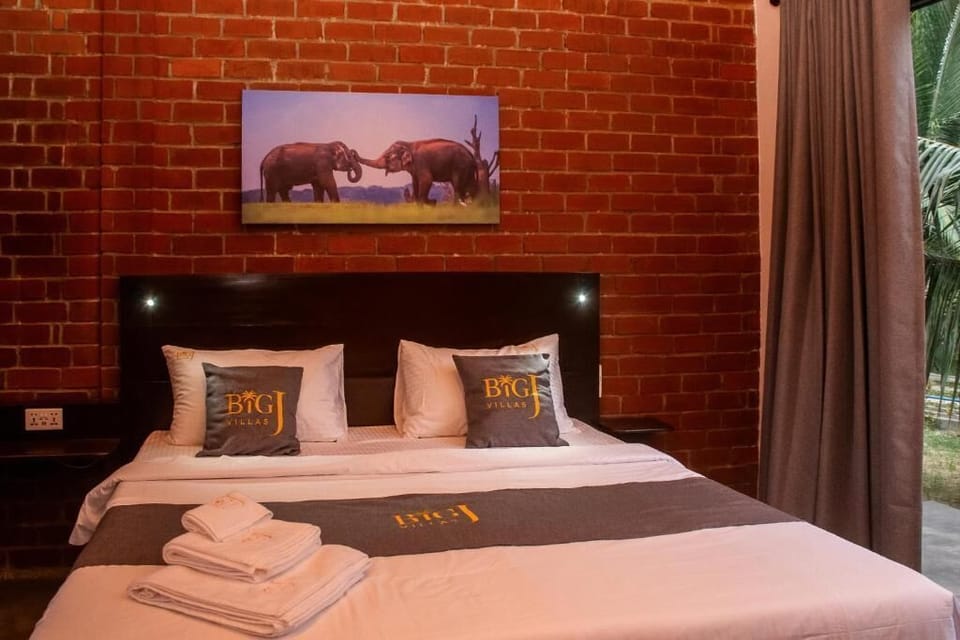 Deluxe Double Room, Garden View | Minibar, WiFi (free), bed sheets